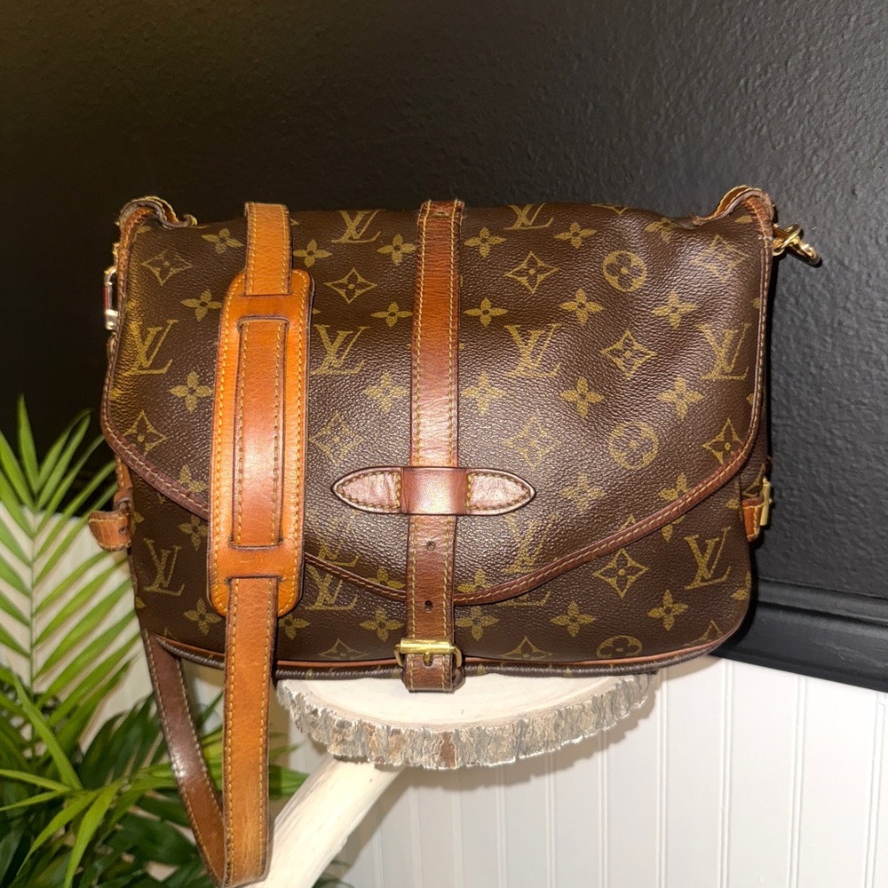 Louis Vuitton Saumur 30 Crossbody bag AR1922
